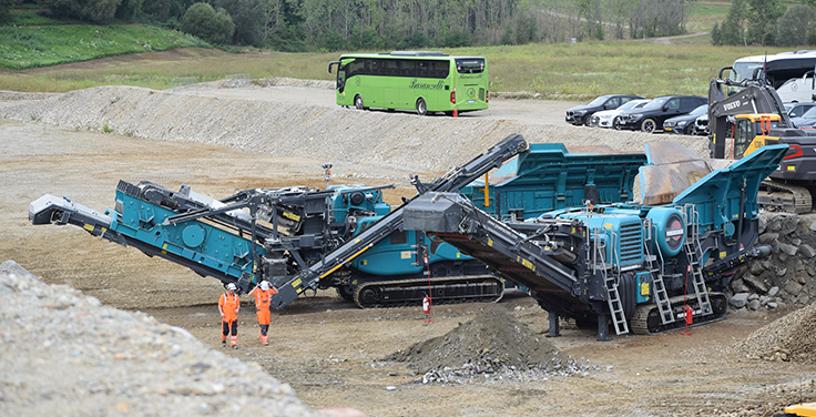 Working and static equipment was on display at a nearby customer site during the Powerscreen dealer conference in Italy. Photo: Powerscreen